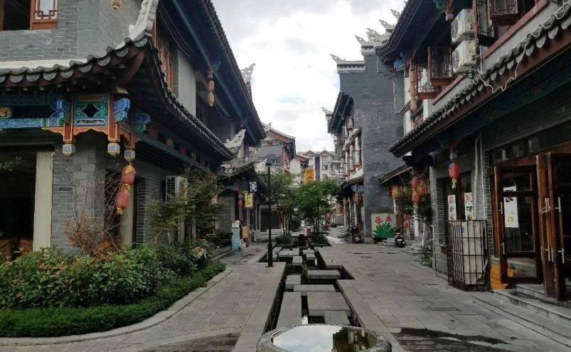 抄底资金在行动！沪深300ETF份额暴增365亿 投资者该如何选择？